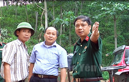 Đại tá Nguyễn Ngọc Thái cùng lãnh đạo xã Phan Thanh, huyện Lục Yên kiểm tra tuyến đường vào thôn Làng Ro. (Ảnh: Thanh Năm)
